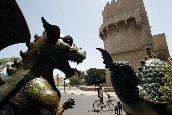 El 'drac de Sant Jordi' es otro de los elementos que participa en la procesión del Corpus. :: irene marsilla