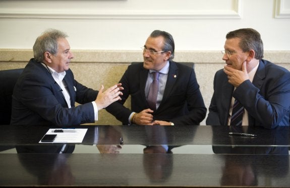 El presidente Alfonso  Rus conversa con el alcalde de Gandia, Arturo Torró.  Abulaila