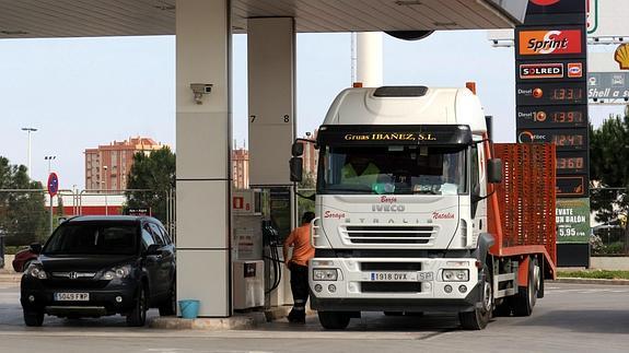 Un camionero reposta en una estación de servicio.