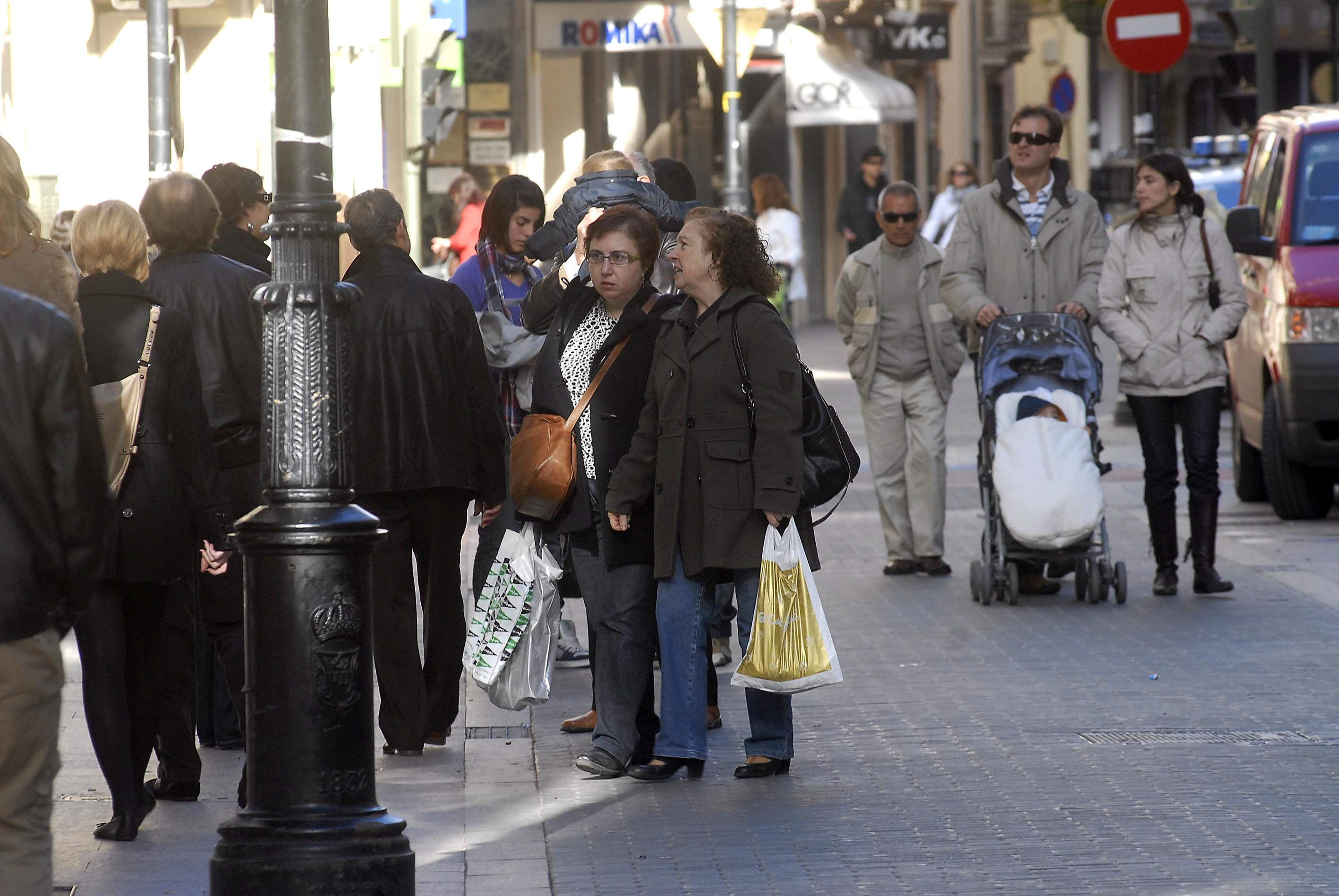 Un grupo de gente pasea por la calle en una imagen de archivo.