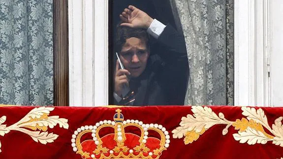 Felipe Juan Froilán Marichalar de Borbón, hijo de la infanta Elena, habla por su teléfono móvil desde una ventana del Palacio Real de Madrid. 