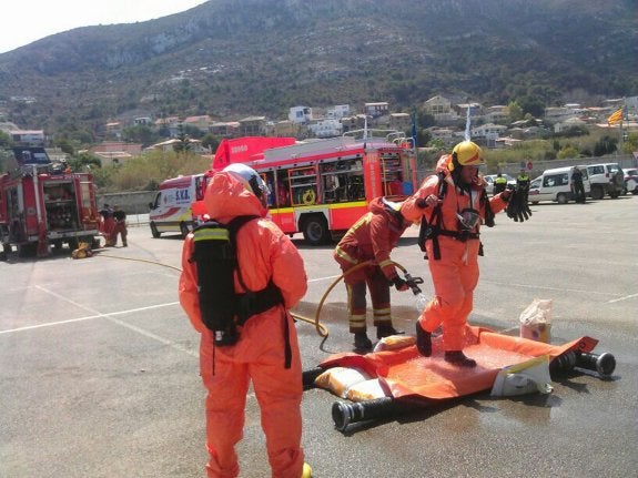 Los bomberos, ayer, en el exterior del parque acuático. :: lp