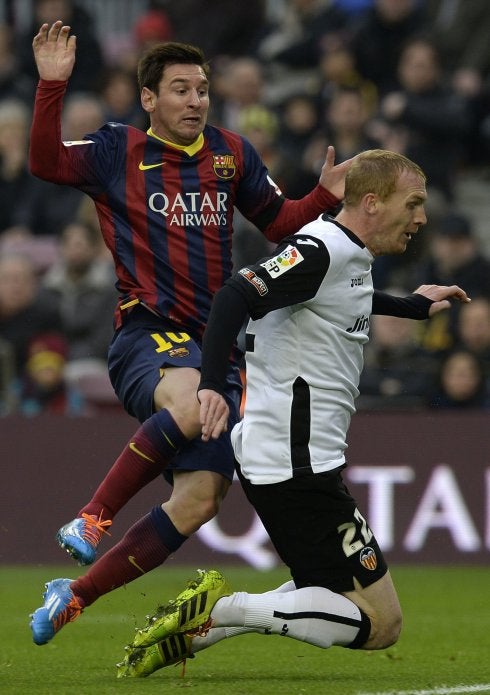 Mathieu y Messi disputan un balón durante el partido entre ambos clubes en el Camp Nou. :: AFC/l. Gene