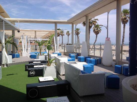 La terraza de Brassa de Mar, en la playa de la Patacona.