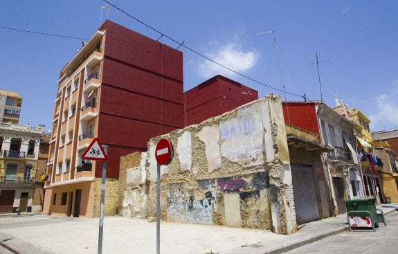 Una de las calles del Cabanyal. :: damián torres