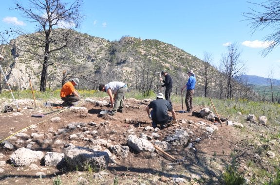 Los arqueólogos, en otra de las estructuras íberas. :: s. c.