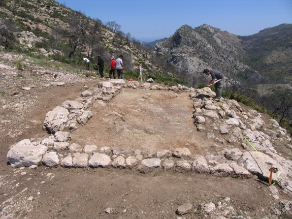 El equipo de arqueólogos de la Universidad de Alicante investiga la planta de uno de los edificios íberos descubiertos en el Tossal del Morquí. :: Salvador cloquell