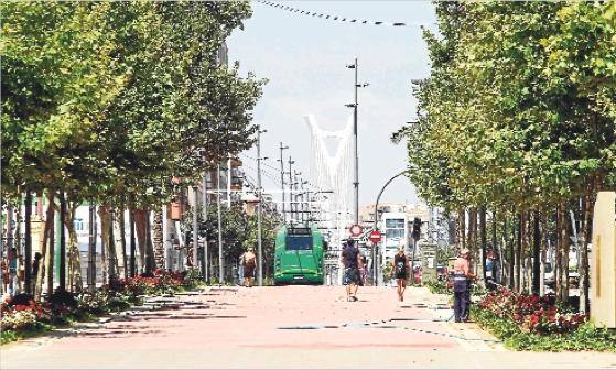 La plataforma para el paso del Tram por el parque Ribalta.