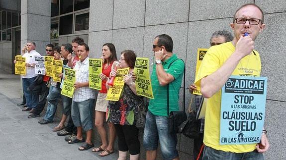 Una protesta de Adicae contra las cláusulas suelo.