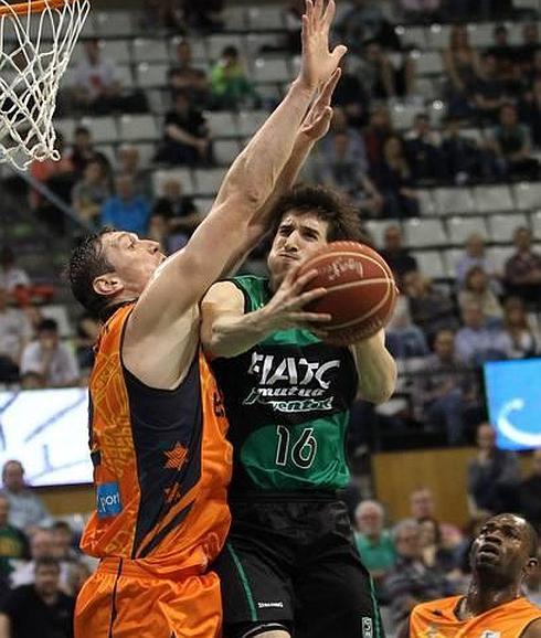 Vives entra a canasta ante Lishchuk, en eun Joventut-Valencia.