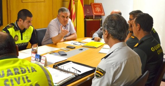 El alcalde de Miramar, Asensio Llorca, y los responsables de los cuerpos de seguridad. :: lp