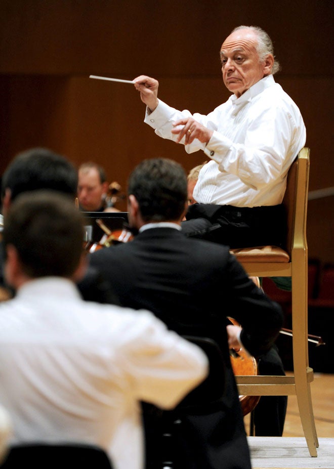 Lorin Maazel, en un ensayo de la Orquesta de la Comunitat en Múnich.