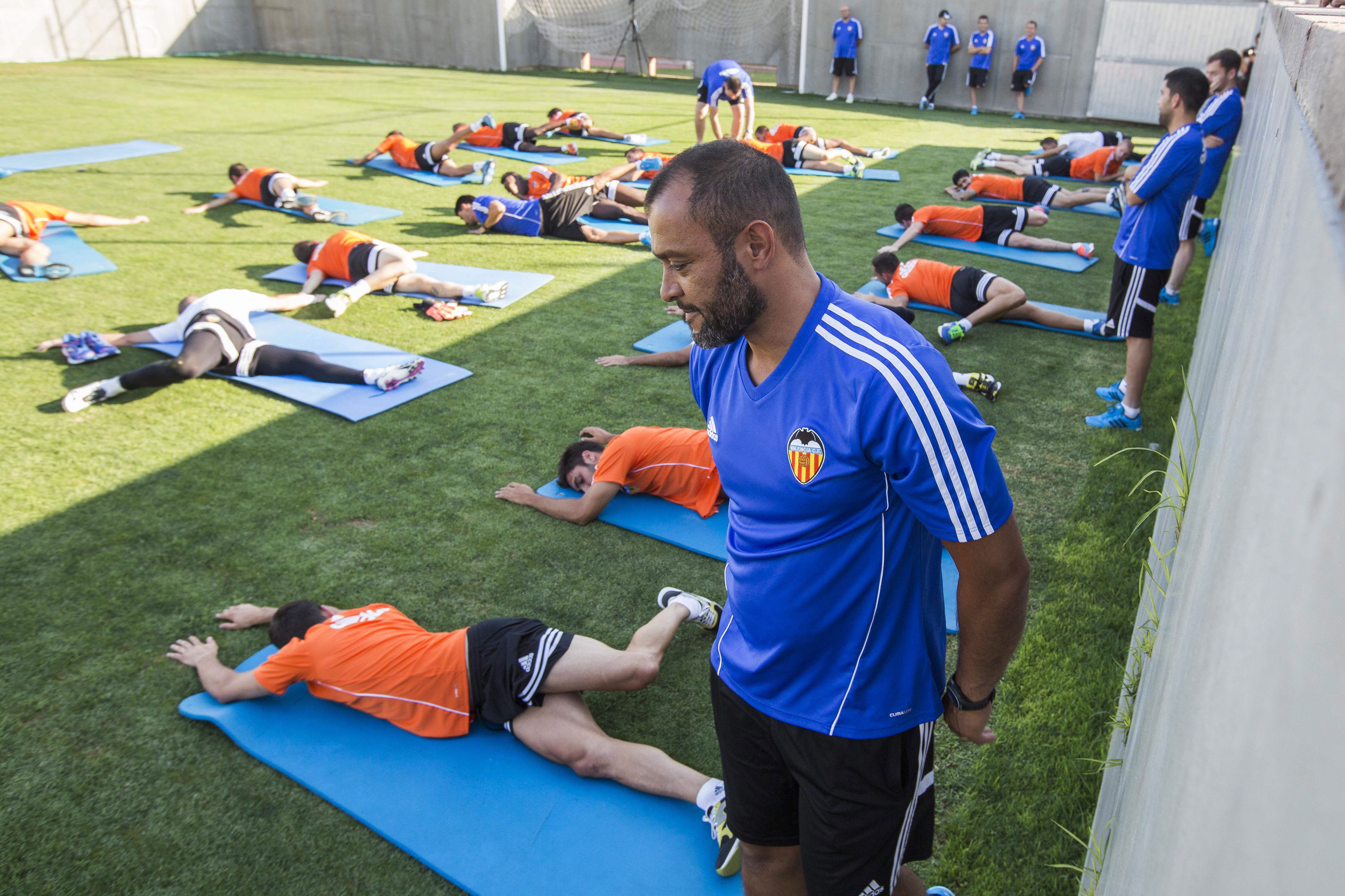 Nuno entrenando a la plantilla durante los primeros entrenamientos la semana pasada.