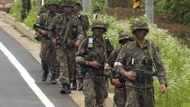 Soldados surcoreanos, en la operación de búsqueda del militar.