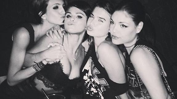Selena Gomez, la segunda por la izquierda, presume de escote junto a unas amigas. 