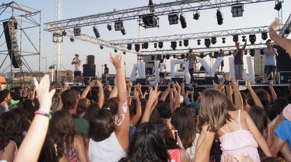 El grupo Auryn, ante cientos de fans, en la inauguración del recinto ferial. :: lp