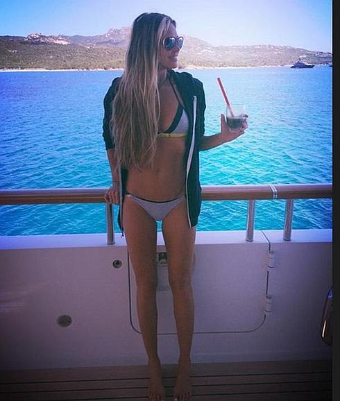 Elle Macpherson disfruta del verano en la cubierta de un barco. 