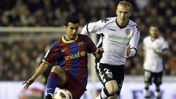 Jérémy Mathieu y Pedro Rodríguez en un partido. 