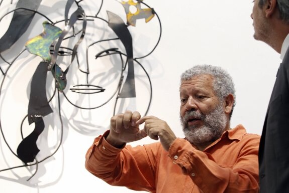 Willy Ramos, ayer, delante de la escultura 'Primavera', expuesta en el Centro del Carmen :: irene marsilla