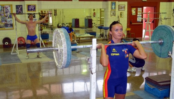 Estefania Juan, entrenando junto a Vicente Carrasco en el Club Halterofilia Alzira. :: alberto martínez
