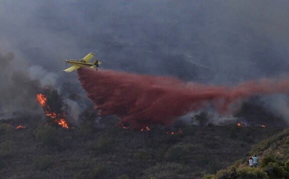 Un momento de las labores de extinción, ayer en el incendio que se declaró en la Vall d'UIxó. :: j. monzo