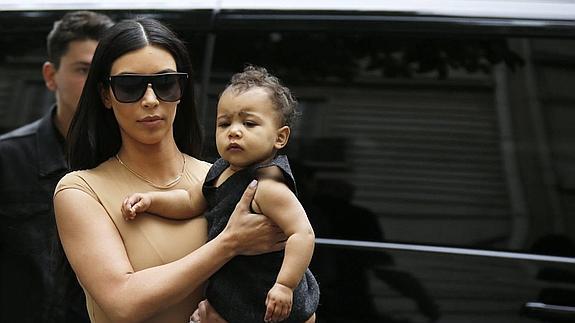 im Kardashian, empresaria, modelo y actriz estadounidense, con su hija North en brazos, durante una jornada de compras por París, días antes de su boda 