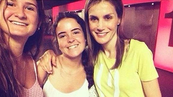La reina Letizia posando junto a las dos jóvenes.