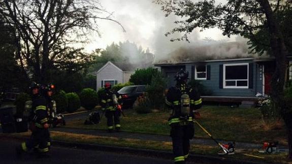 Un hombre quema su casa al intentar matar a una araña