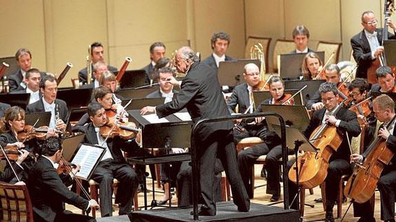 Lorin Maazel, dirigiendo a la Orquesta de la Comunitat en un concierto en Abu Dhabi en 2009.