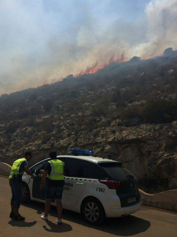 El fuego se ha detectado en una zona de barranco de difícil acceso.