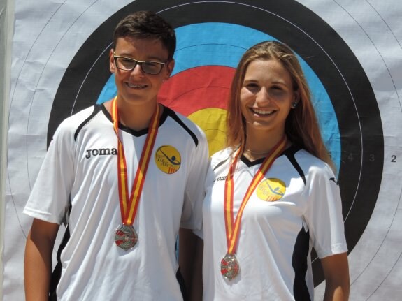 Daniel Bodi y Alexandra Sempere con sus medallas. :: LP