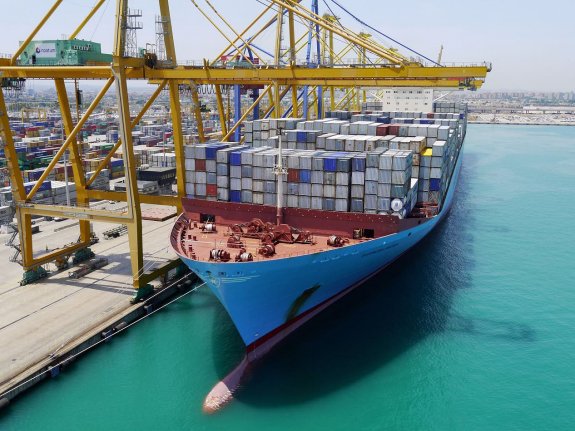 Un buque portacontenedores en el puerto de Valencia. 