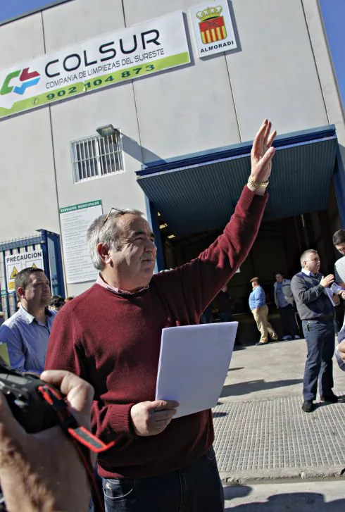 Ángel Fenoll saluda, delante de una de sus empresas. :: a. aragón