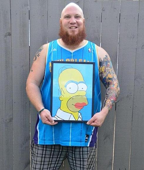 Lee Weir ha entrado en el Guiness por hacerse 41 tatuajes de Homer Simpson.