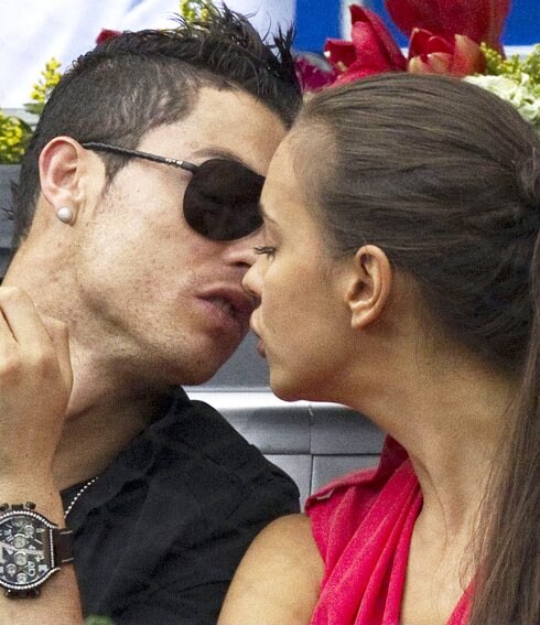 La pareja, muy cariñosa. A la izquierda CR7 con una máscara de belleza facial. :: instagram/reuters