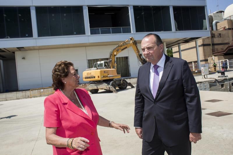 La alcaldesa de Valencia, Rita Barberá, asiste al inicio de la demolición del edificio de Telecomunicaciones (IBC) de la America's Cup