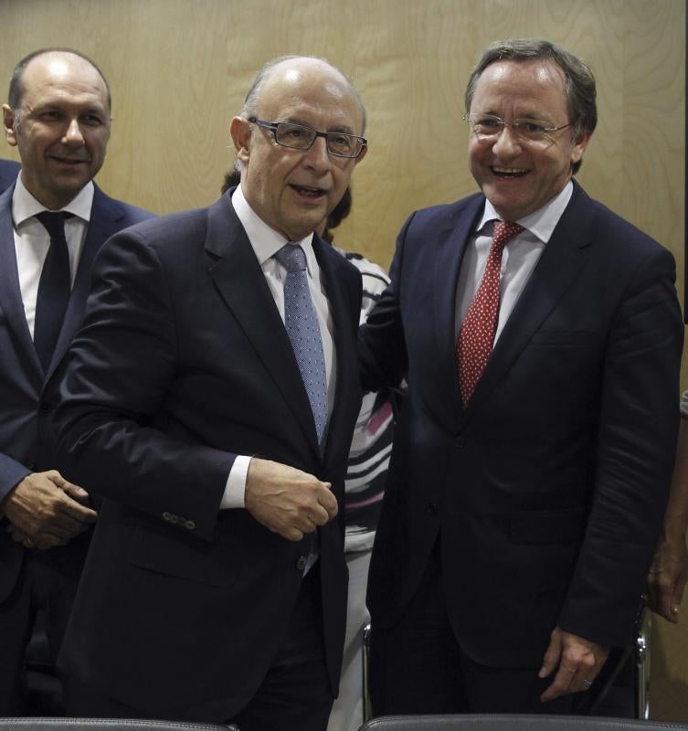 El ministro de Hacienda y Administraciones Públicas, Cristóbal Montoro (i), junto al conseller de Hacienda y Administración Pública de Valencia Juan Carlos Moragues, antes del comienzo de la reunión del Consejo de Política Fiscal y Financiera EFE