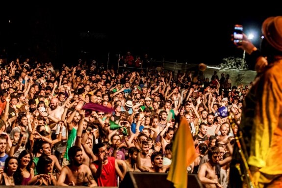 Miles de personas en uno de los espectáculos del festival celebrado en Cullera. :: lp