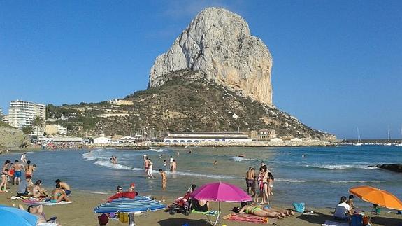 Calpe retirará las sombrillas o hamacas de los bañistas madrugadores