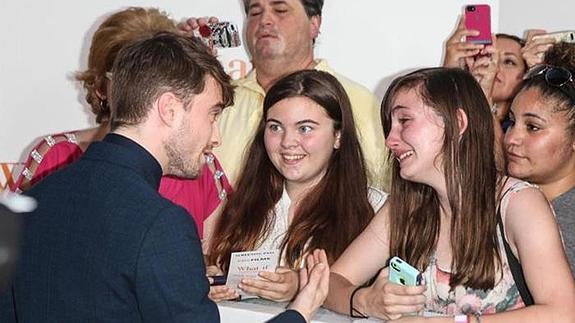 Daniel Radcliffe consuela a una fan emocionada