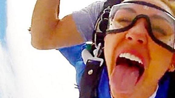 Miley Cyrus y su selfie mientras se tira en paracaídas.