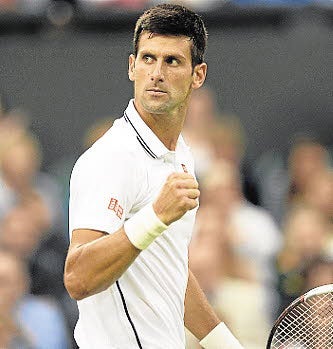 El tenista serbio Novak Djokovic celebraun punto en Wimbledon