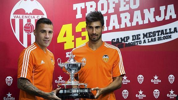 Otamendi y André Gomes durante la presentación dell 43º Trofeo Naranja