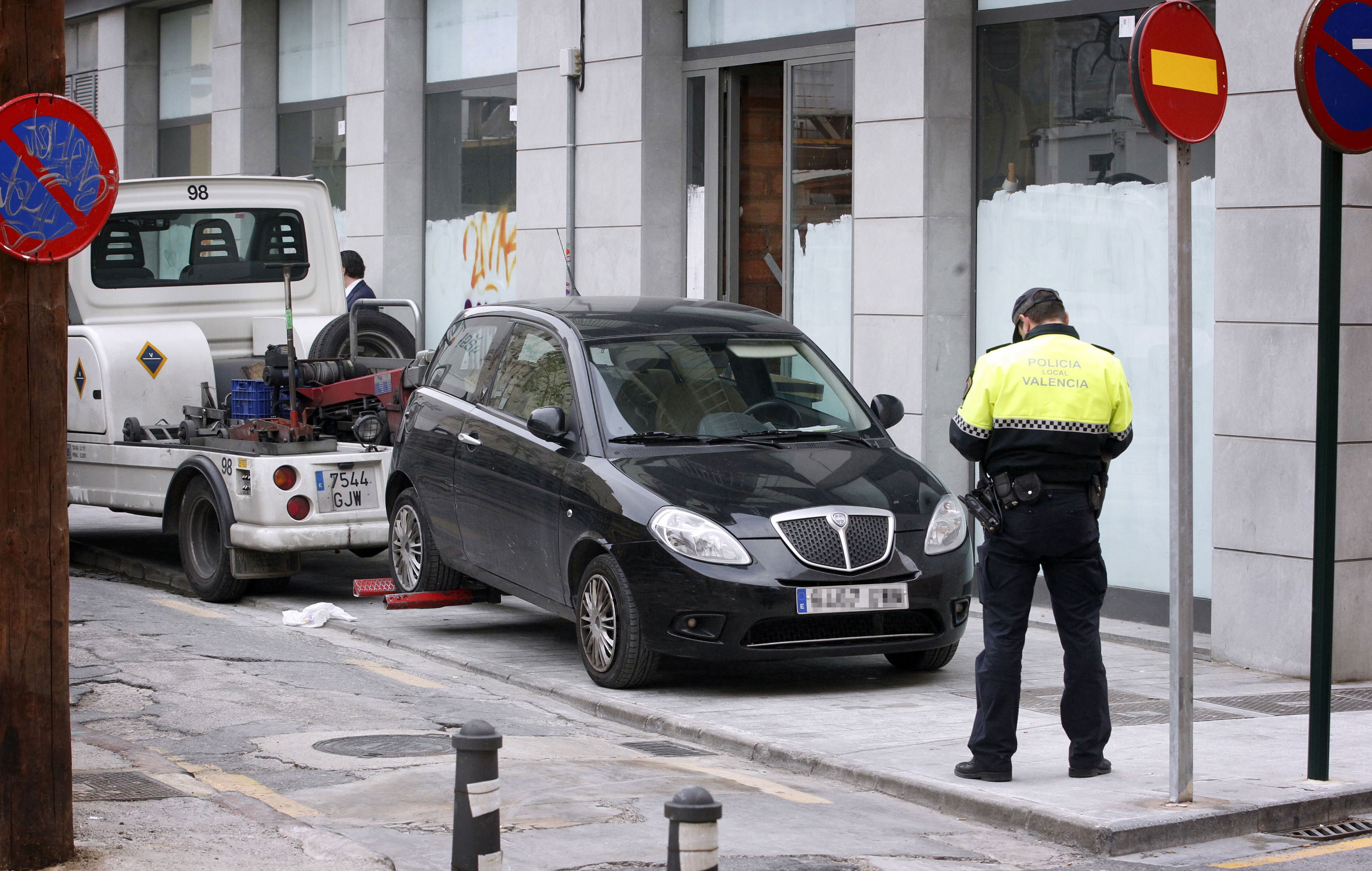 La grúa retira un vehículo en Valencia.