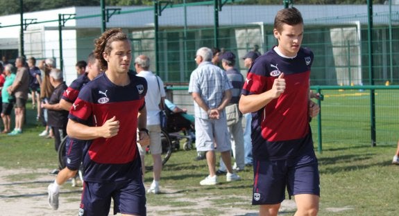 Lucas Orbán, a la izquierda, en un entrenamiento. :: girondins.com