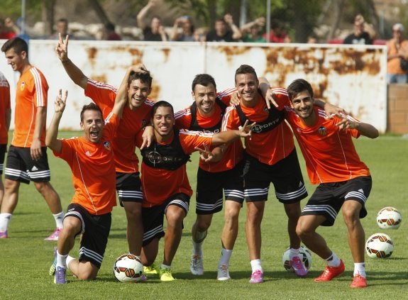 Joao, Vinícius, Vezo, Fuego, Rodrigo y Gomes, ayer en el entrenamiento del Valencia. :: jesús signes