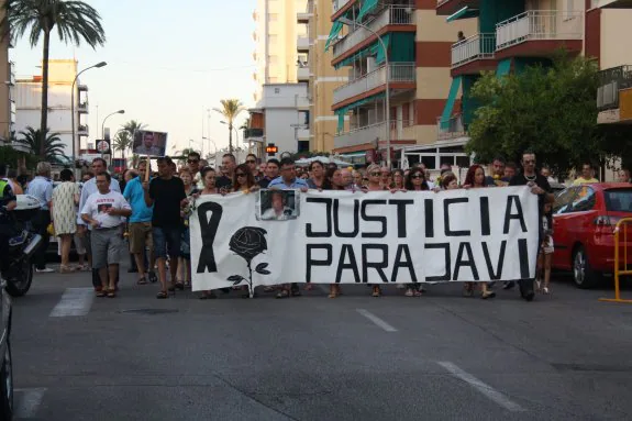 Los participantes en la manifestación portaron una pancarta exigiendo justicia para Javi Abil. :: lp