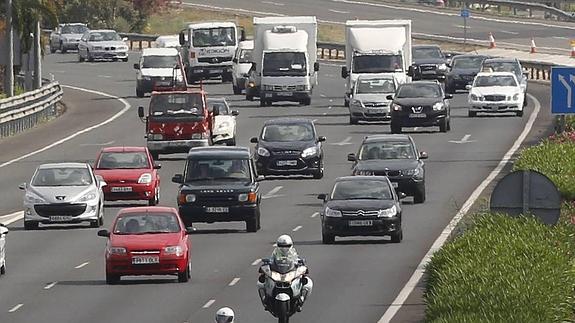 Circulación de vehículos por la pista de Silla.