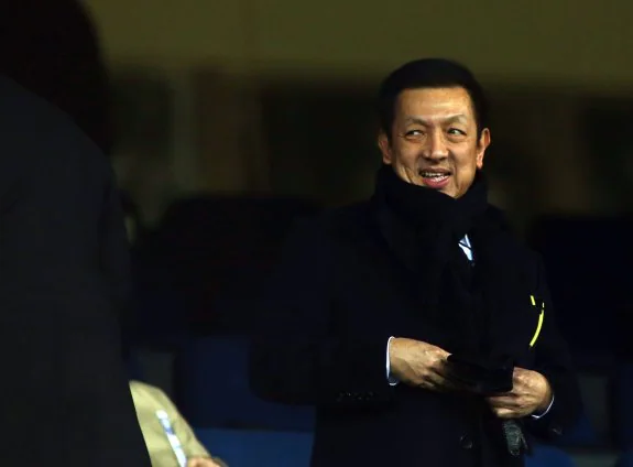 Peter Lim, en el palco del Vicente Calderón. :: óscar del pozo