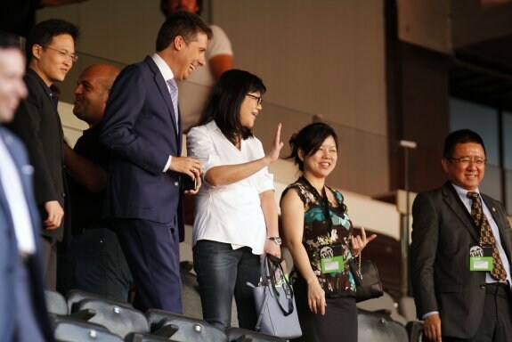 Salvador Martínez, consejero del Valencia, sonríe junto a Lay Hoon en el palco. A la derecha Kim Koh. :: jesús signes